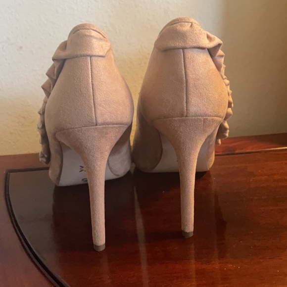 BCBGeneration suede Heels Sz 11 - Picture 4 of 7